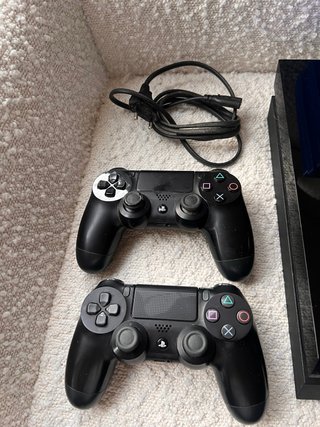 PS4 FAT v 11.00 con GOLDHN + dos mandos y juegos.