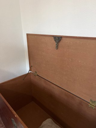Baúl / cómoda de madera tallada