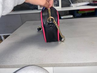 Bolso Guess juvenil negro y rosa