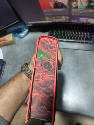 Rojo de sangre y ataduras