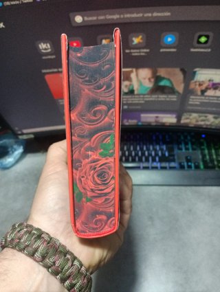 Rojo de sangre y ataduras