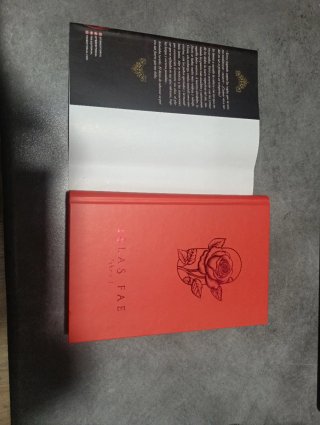 Rojo de sangre y ataduras