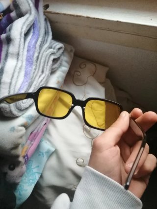 Gafas de sol negras y amarillas no son de marca