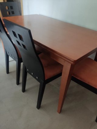 Mesa  y 4 sillas de comedor de madera, extensible