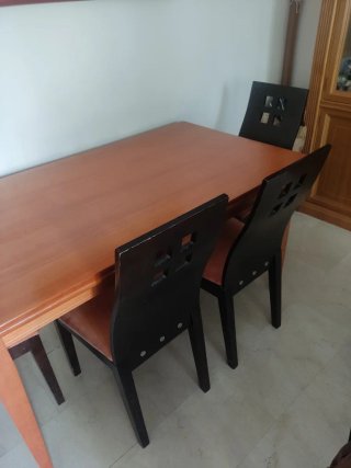 Mesa  y 4 sillas de comedor de madera, extensible