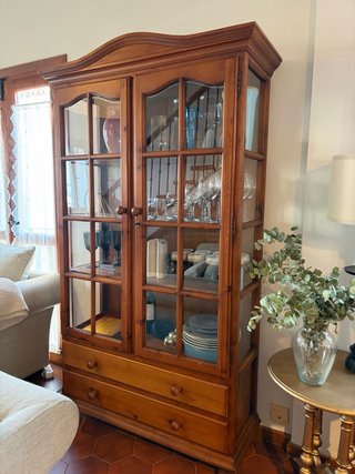 Vitrina de madera y cristal
