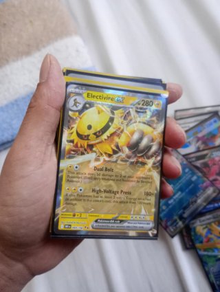 Varias cartas pokemon