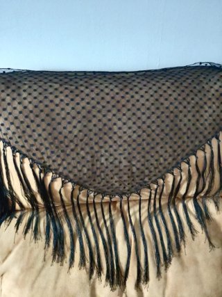 Mantón de plumeti  negro con flecos
