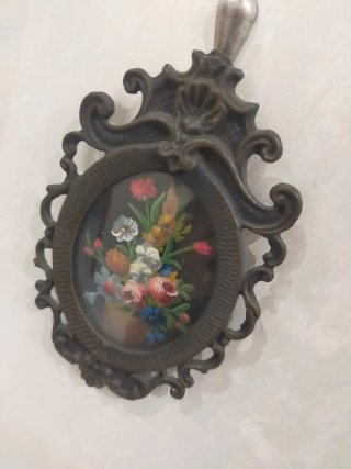 Cornicetta in metallo con fiori
