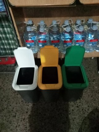 Set di tre bidoni della spazzatura in plastica