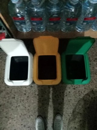 Set di tre bidoni della spazzatura in plastica