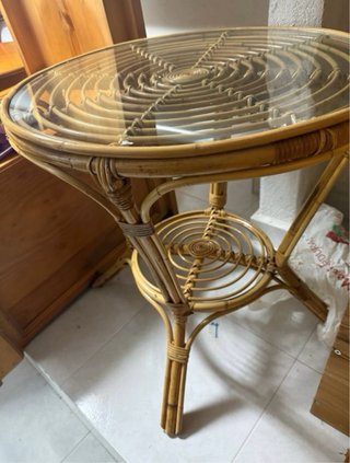 Mesita auxiliar mimbre y cristal redonda