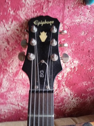 Epiphone SG 400 Guitarra Eléctrica Roja con correa