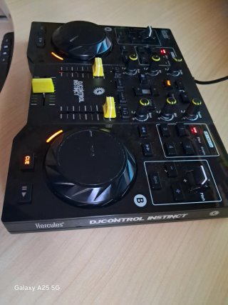 Mesa de mezclas Hercules DJCONTROL INSTINCT