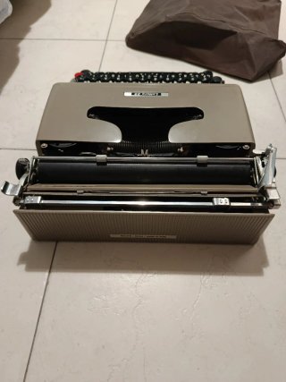 Macchina da scrivere Olivetti Lettera 22
