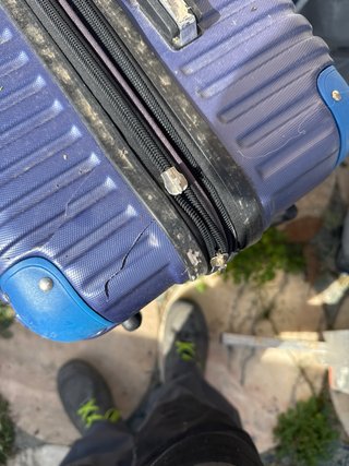 Maleta azul rígida con ruedas