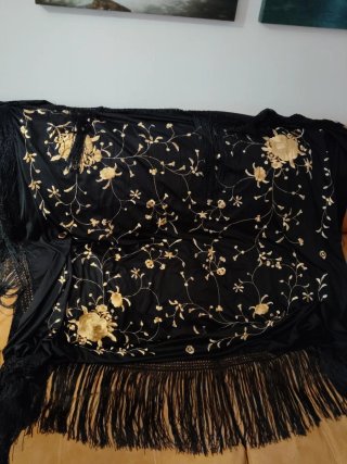 Mantón cuadrado bordado negro y dorado