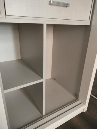 Armario empotrado gris claro forrado por dentro.