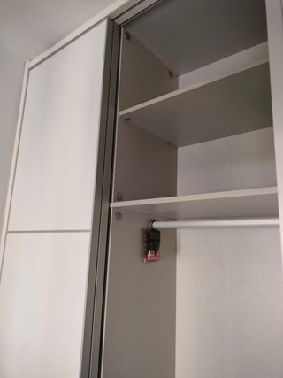 Armario empotrado gris claro forrado por dentro.