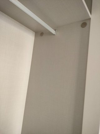 Armario empotrado gris claro forrado por dentro.