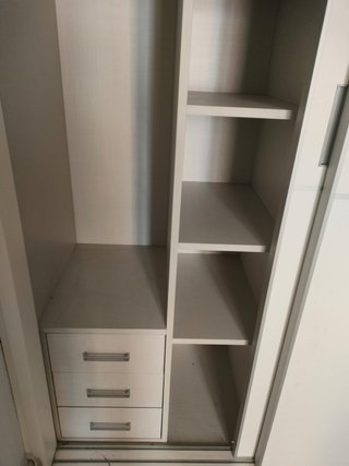 Armario empotrado gris claro forrado por dentro.
