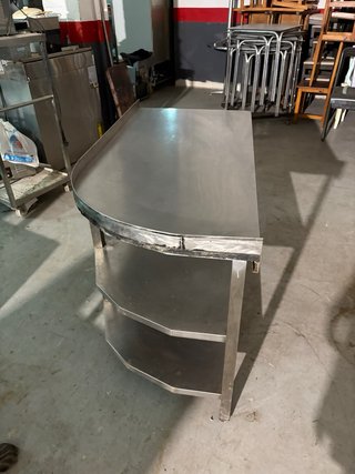 Mesa de acero inoxidable con 2 estantes