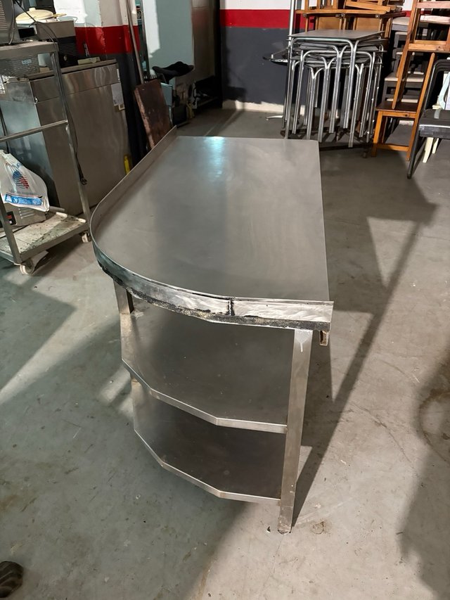 Mesa de acero inoxidable con 2 estantes