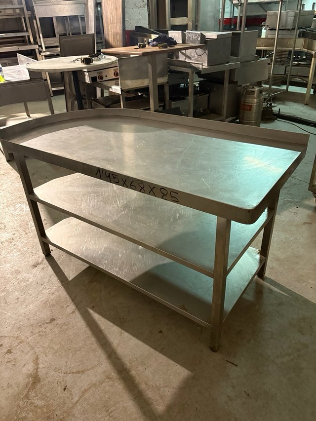 Mesa de acero inoxidable con 2 estantes