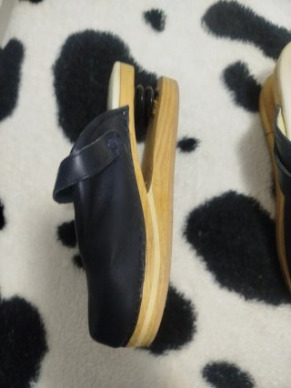 Zuecos de madera con muelles