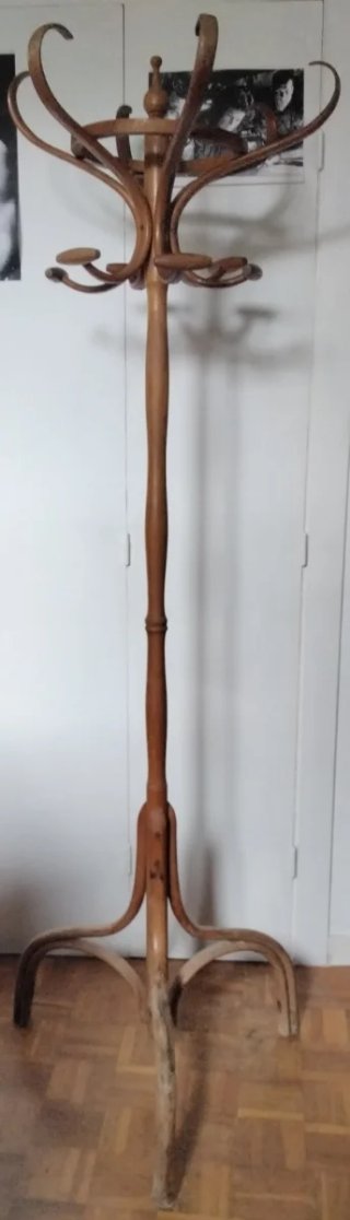 Perchero de madera curvo
