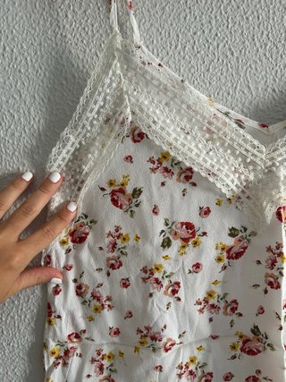 Camiseta floral con encaje