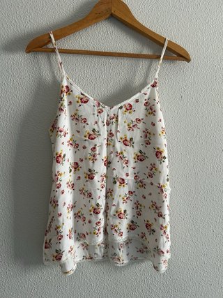 Camiseta floral con encaje