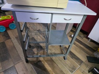 Mesa auxiliar con ruedas y cestas