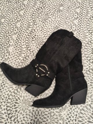 Botas camperas negras con hebilla