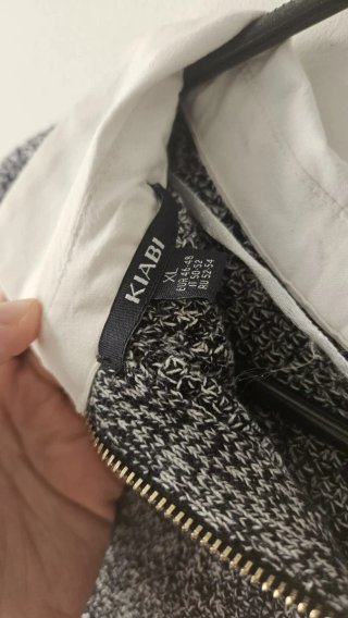 Maglione con colletto bianco e zip