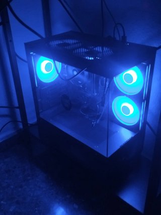 PC Gamer con luces LED azules