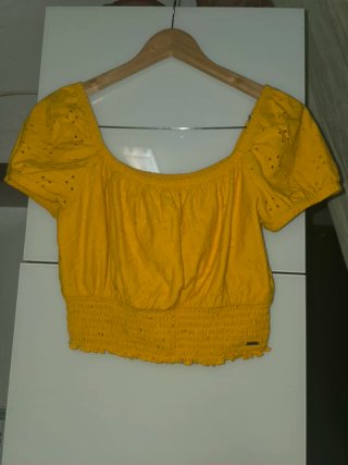 Top amarillo corto forrado