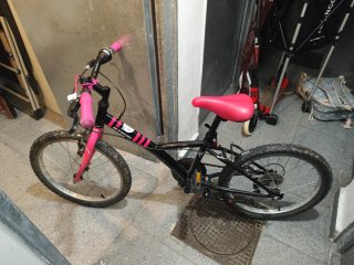 Bicicleta infantil BTWIN rosa y negra