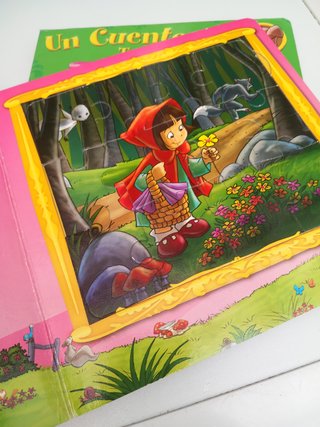 2 libros de cuentos con 5 puzles cada uno.