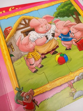 2 libros de cuentos con 5 puzles cada uno.
