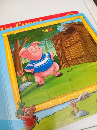 2 libros de cuentos con 5 puzles cada uno.