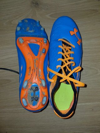 Botas de fútbol Under Armour azules y naranjas