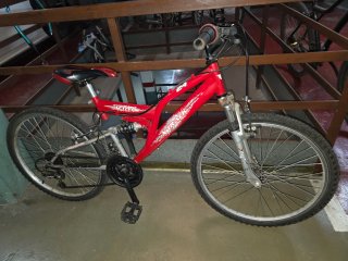 Bicicleta de montaña roja con suspensión