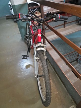 Bicicleta de montaña roja con suspensión