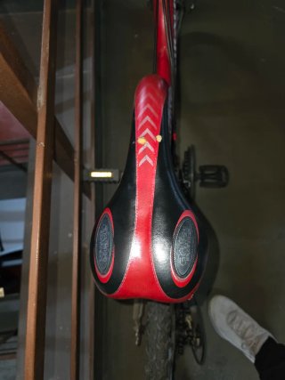 Bicicleta de montaña roja con suspensión