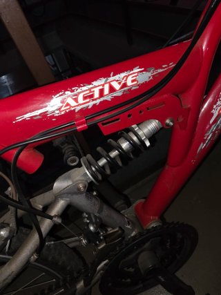 Bicicleta de montaña roja con suspensión