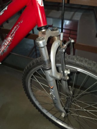 Bicicleta de montaña roja con suspensión