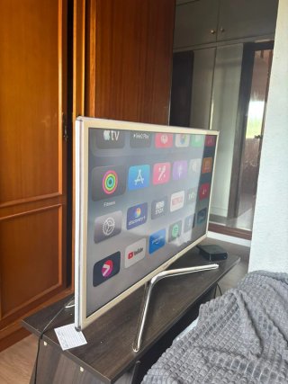 Televisor Samsung Plata y Blanco