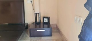 Cama de matrimonio y dos mesas de noche