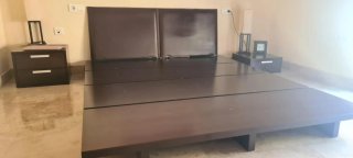 Cama de matrimonio y dos mesas de noche